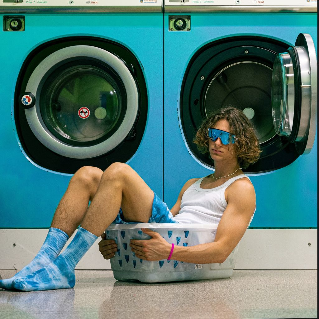 ALBE: il suo album esce il 17 giugno. Dal 17 incontra i fan negli store delle principali città italiane