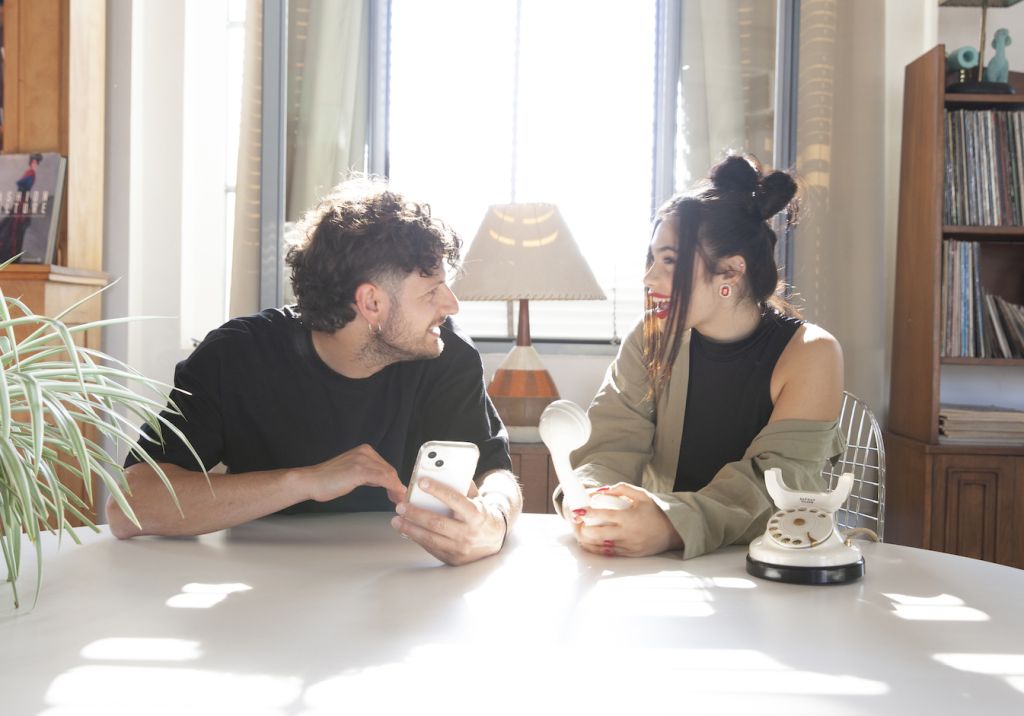 Deejay & Giulia Salemi: una sorprendente collaborazione musicale nel nuovo singolo “La stessa di sempre”