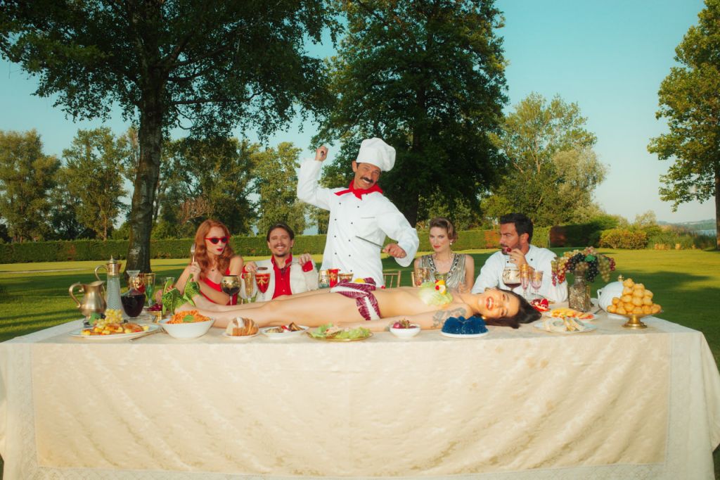 Levante: il video di - Canzone d'Estate - rende omaggio al film di Peter Greenaway - Il cuoco, il ladro, sua moglie e l'amante