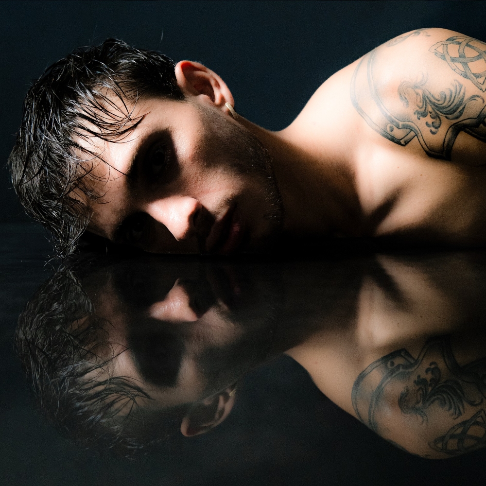 Deddy diventa Dennis: un nuovo inizio con ''Un altro nome''