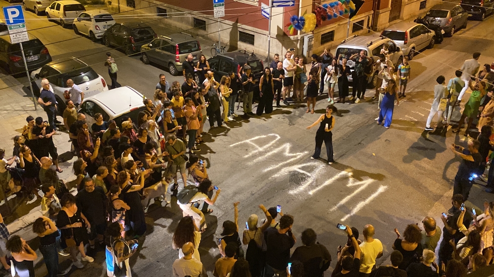 L’Arte Sospesa di Madonnella: Il Quartiere di Bari Si Trasforma in un Museo a Cielo Aperto