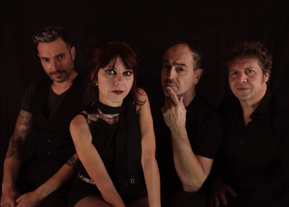 AUGE ''Lei'' nei Digital Store: Solitudine e Rock si Fondono