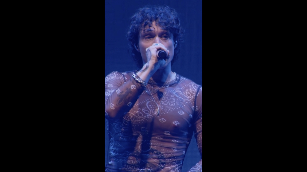 Video: Irama riempie l’Unipol Forum e annuncia il debutto a San Siro nel 2026