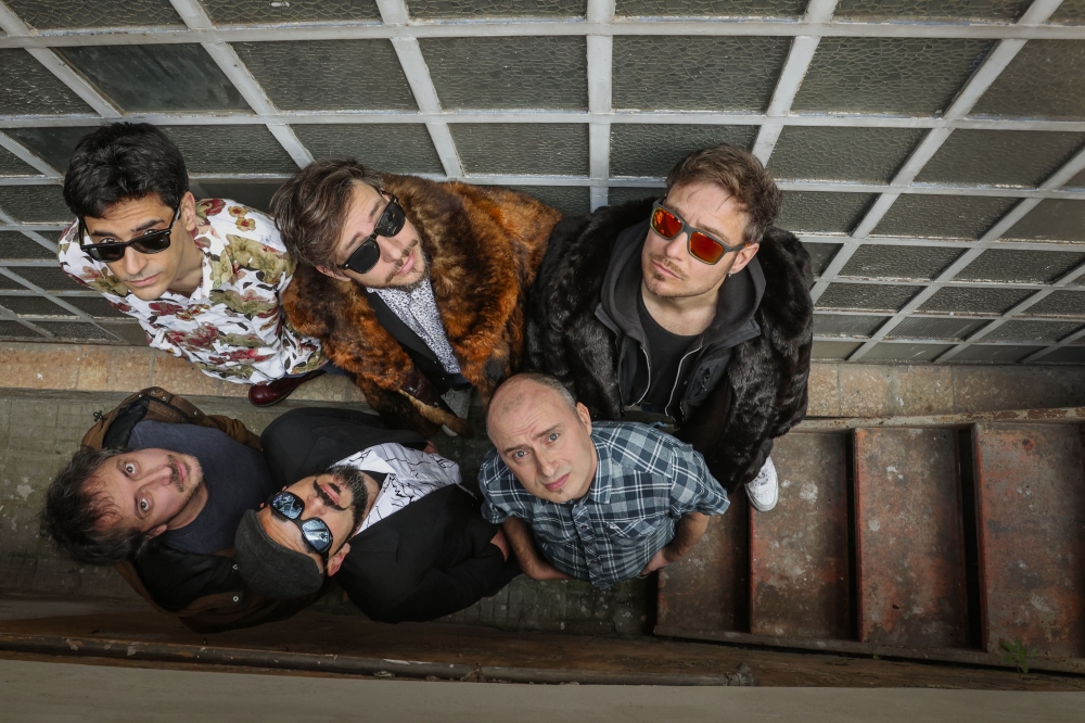 Valerio Lundini e i Vazzanikki a Villa Arconati: musica, nonsense e ritmo rock