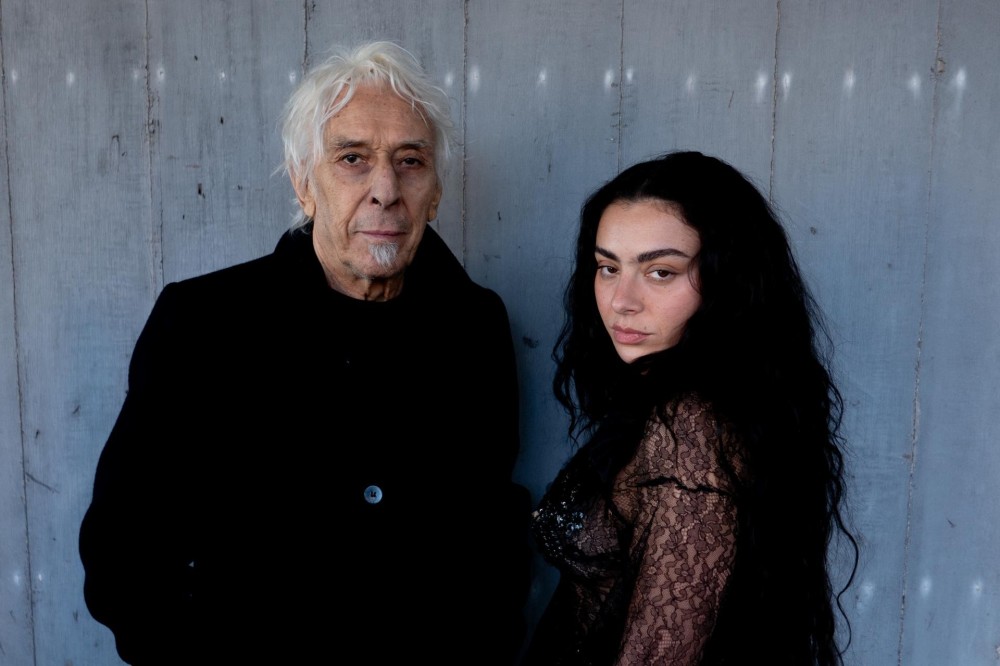 Charli XCX pubblica House con John Cale: primo assaggio dall’album scritto per Cime Tempestose (11 novembre 2025)