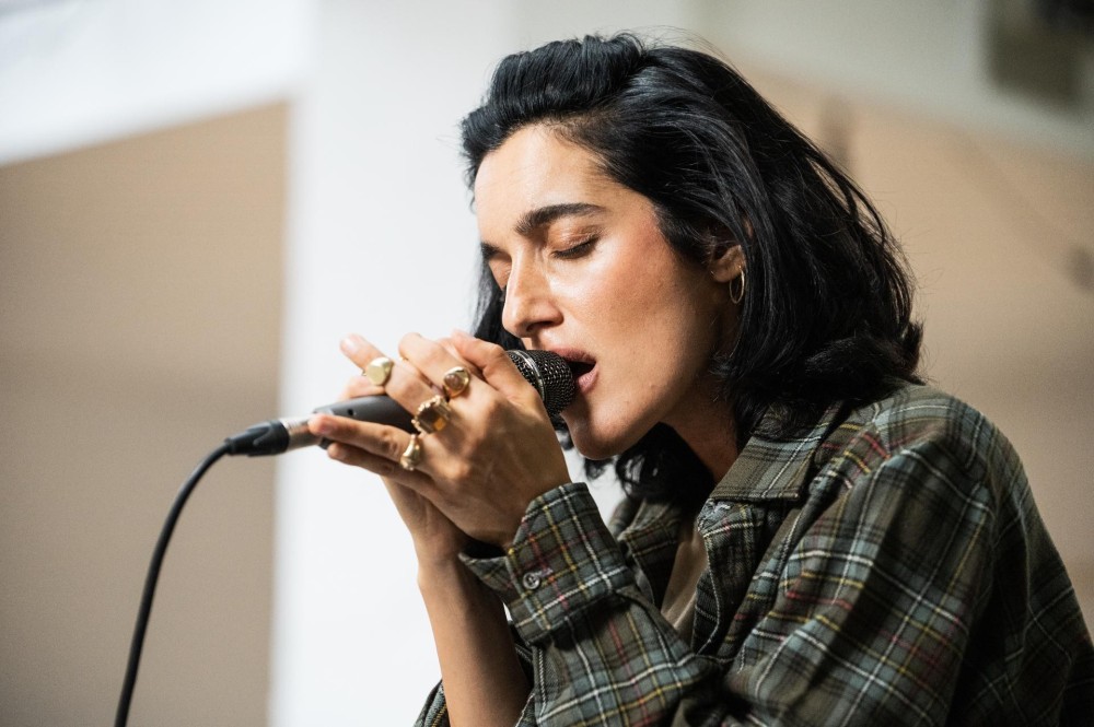 Live - Levante, Niente da dire: una performance acustica improvvisata su una pista da skateboard a Torino