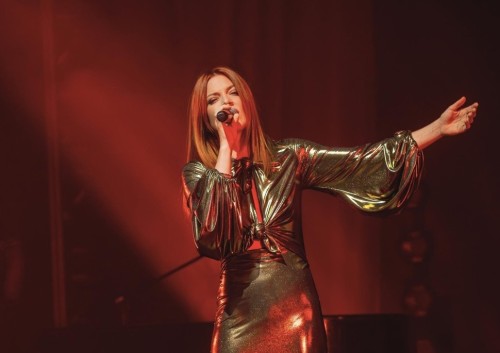 Noemi conquista il Palazzo dello Sport – Sabato sera con Gigi D'Alessio, Gabbani, Moro e altre sorprese